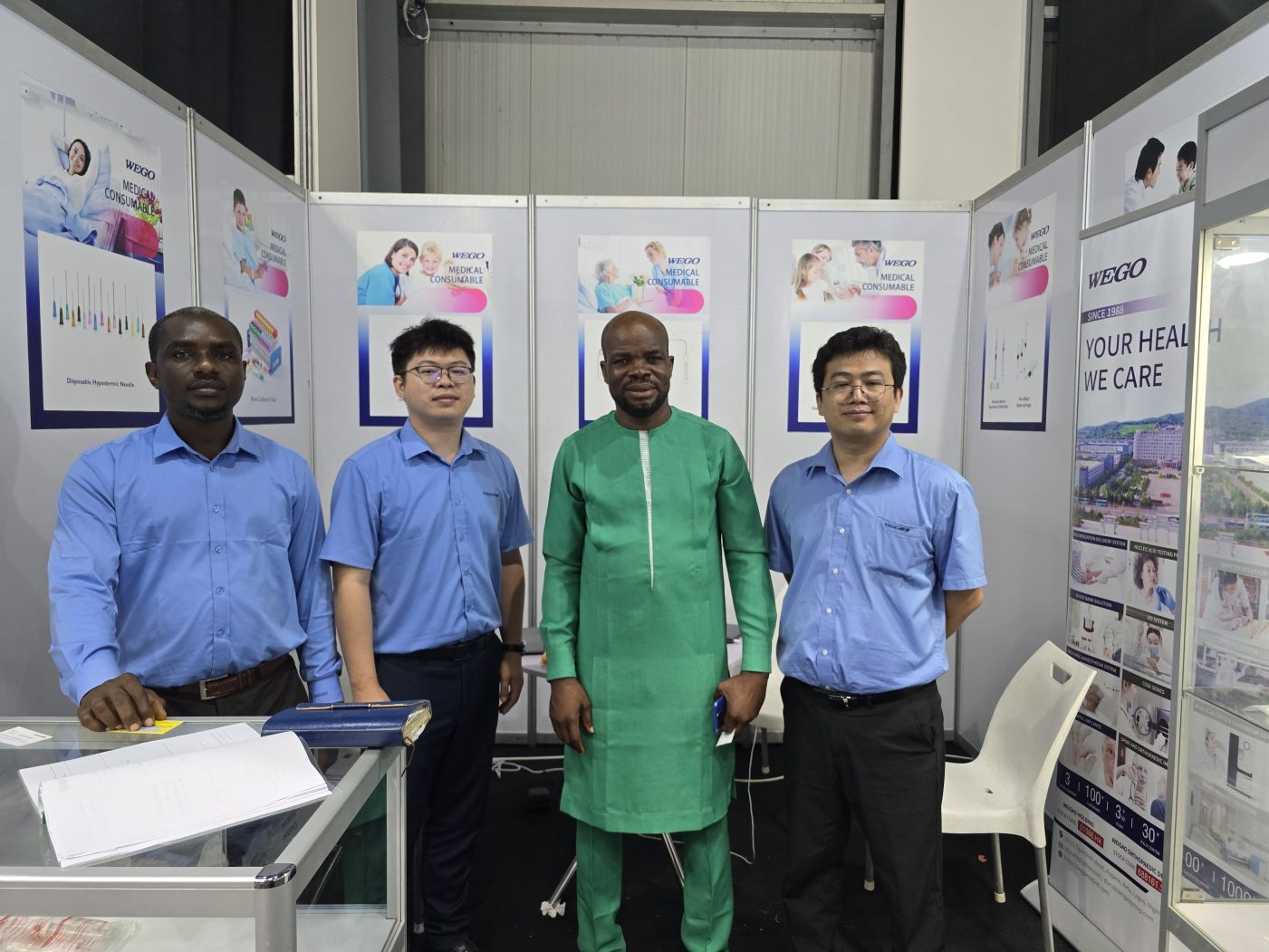 Taking photos with customers at the exhibition